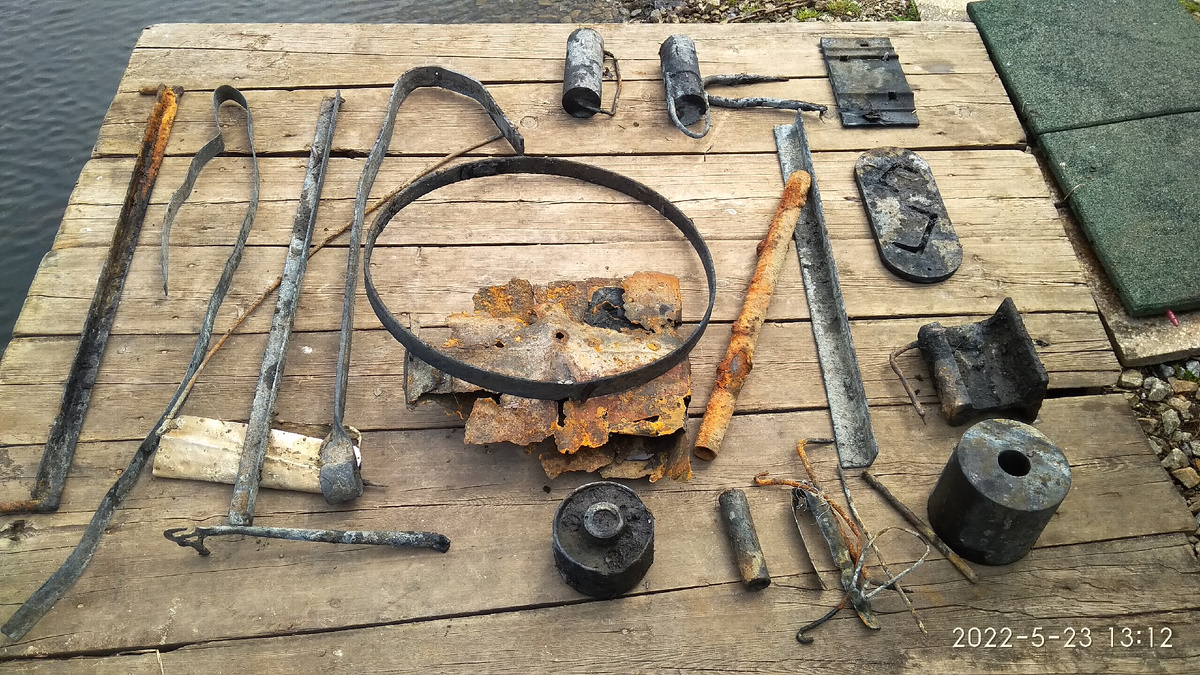 Находки со дна Шарташа. Уголки, грузы от лодок, обод от телеги