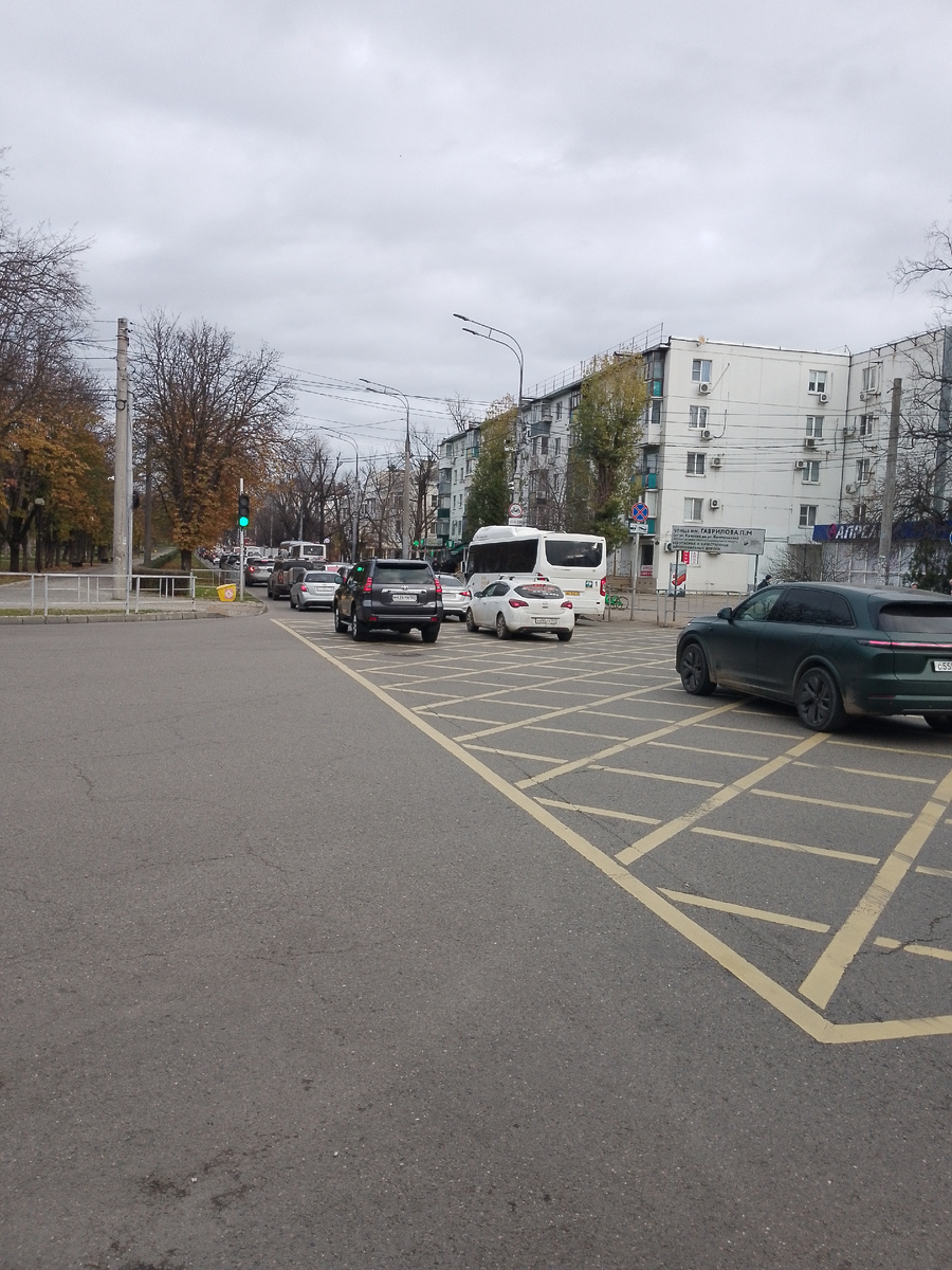 Типичная краснодарская пробка. Улица Красная. Фото автора.