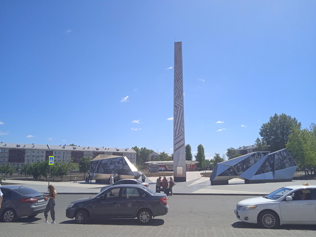 Напротив него находится мемориальная композиция «Казань – город трудовой доблести». Фото автора.