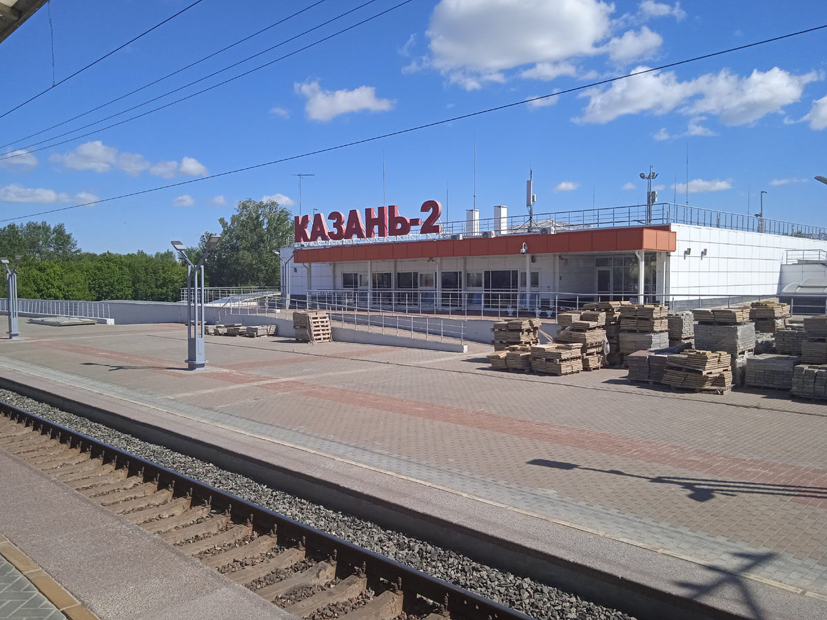 На перроне затеян какой-то ремонт, и посадка осуществляется со второй платформы. Фото автора.