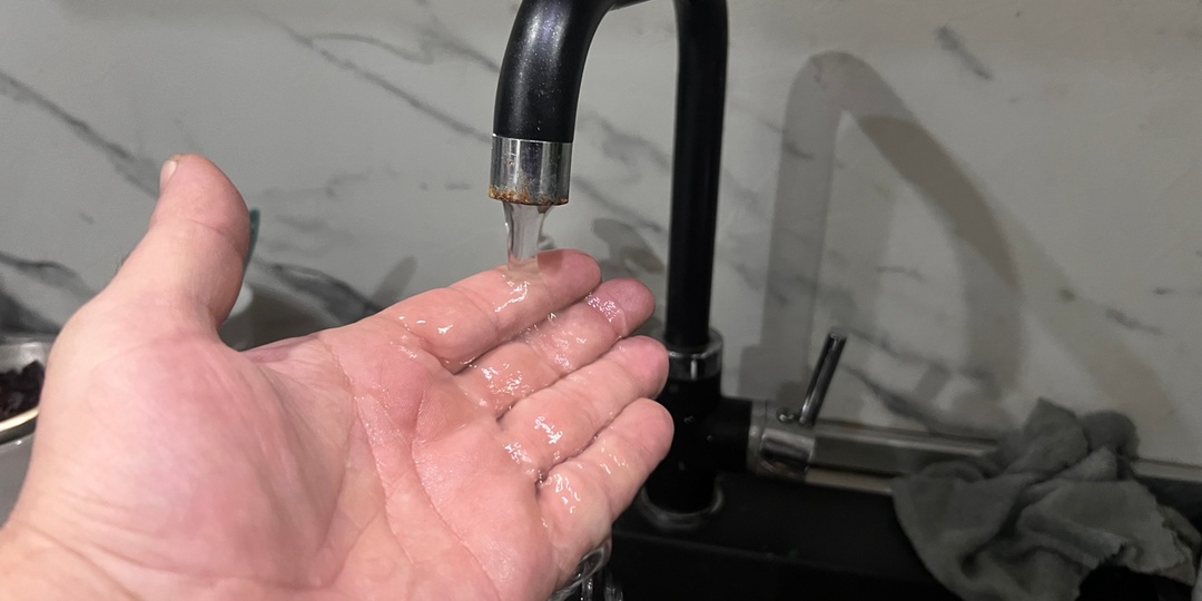 Чем больше воды, тем чище рез. Мастера хлопнули рукой по лбу: "А я все это время покупал дорогие пилки"