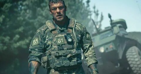 На переднем плане изображён главный герой —  старший сержант (актёр Алан Ритчсон), известный под номером 81.