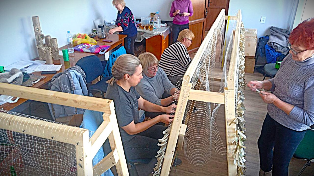 Волонтеры "Тылового фронта" плетут маскировочные сети