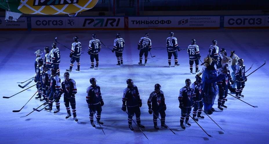    Торпедовцы благодарят болельщиков за веру в команду. Фото: ВК ХК Торпедо