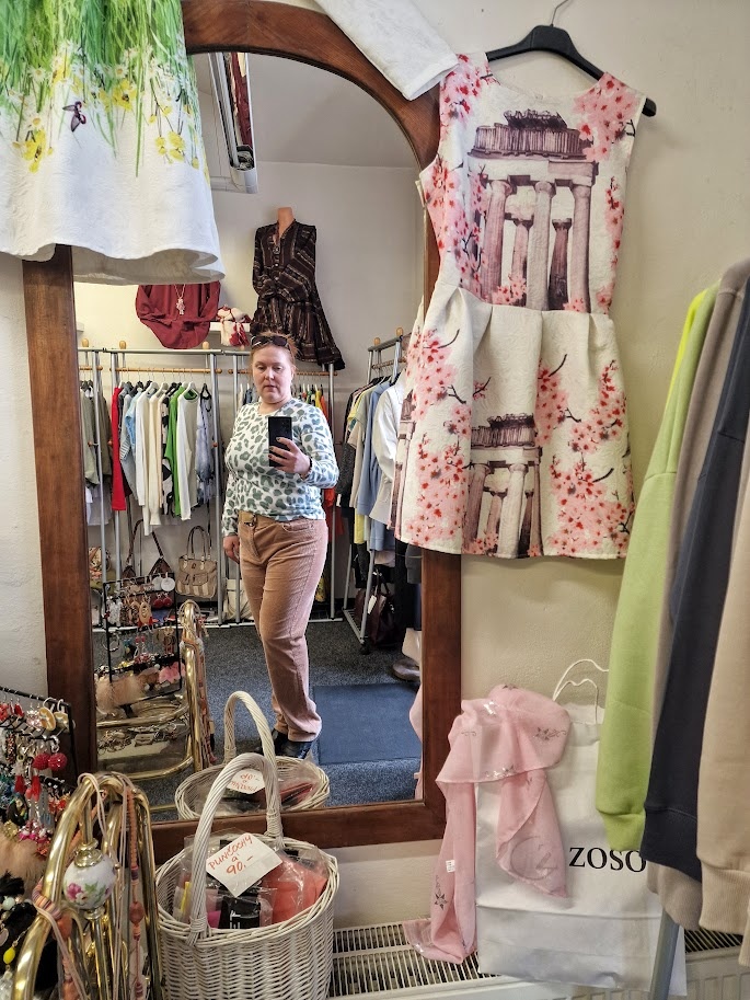 самая лучшая терапия от всех болезней - сходить в любимый магазинчик с одеждой))вот про что надо писать