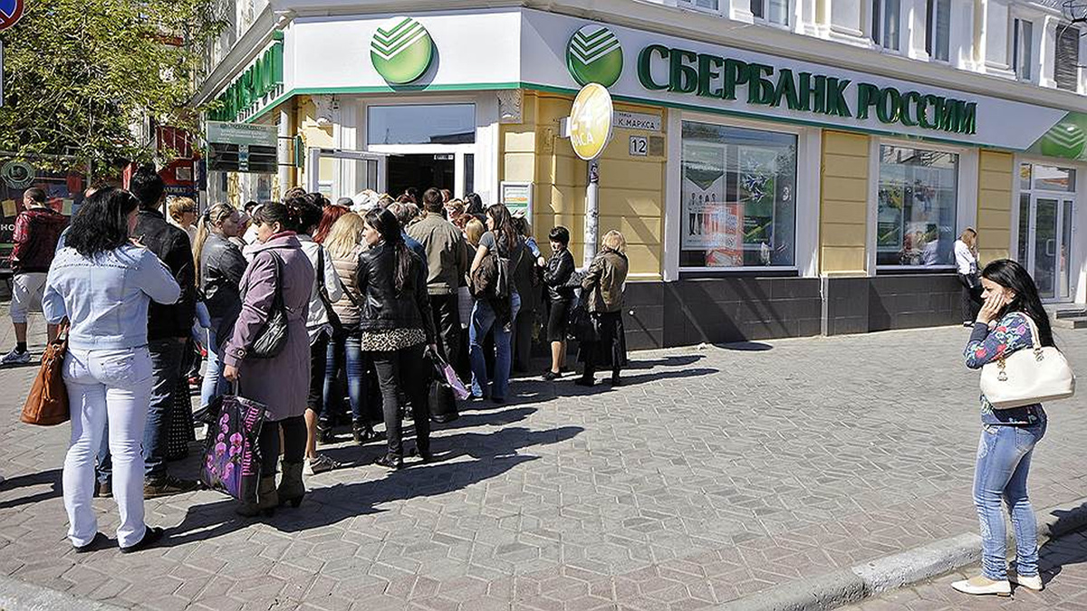 Бегство клиентов из Сбербанка: что заставляет людей закрывать счета