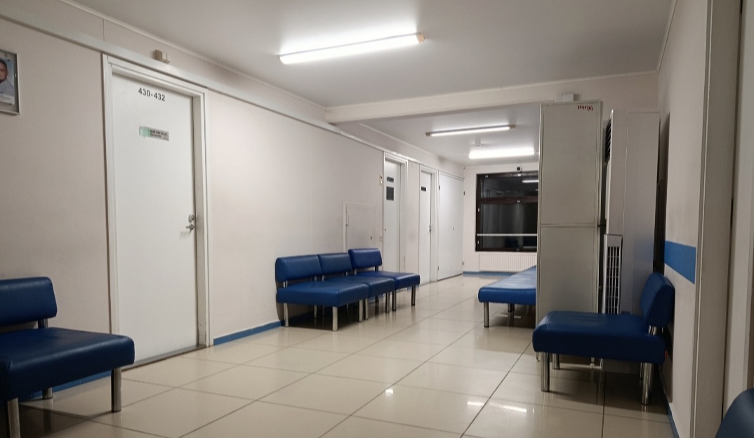 Вот можно перед процедурной спать лечь, утром на закапывания первой буду 😅 А когда мои соседки придут очередь занимать я пойду спать в пустую палату и окно открою. Отличный план, я щиитаю.