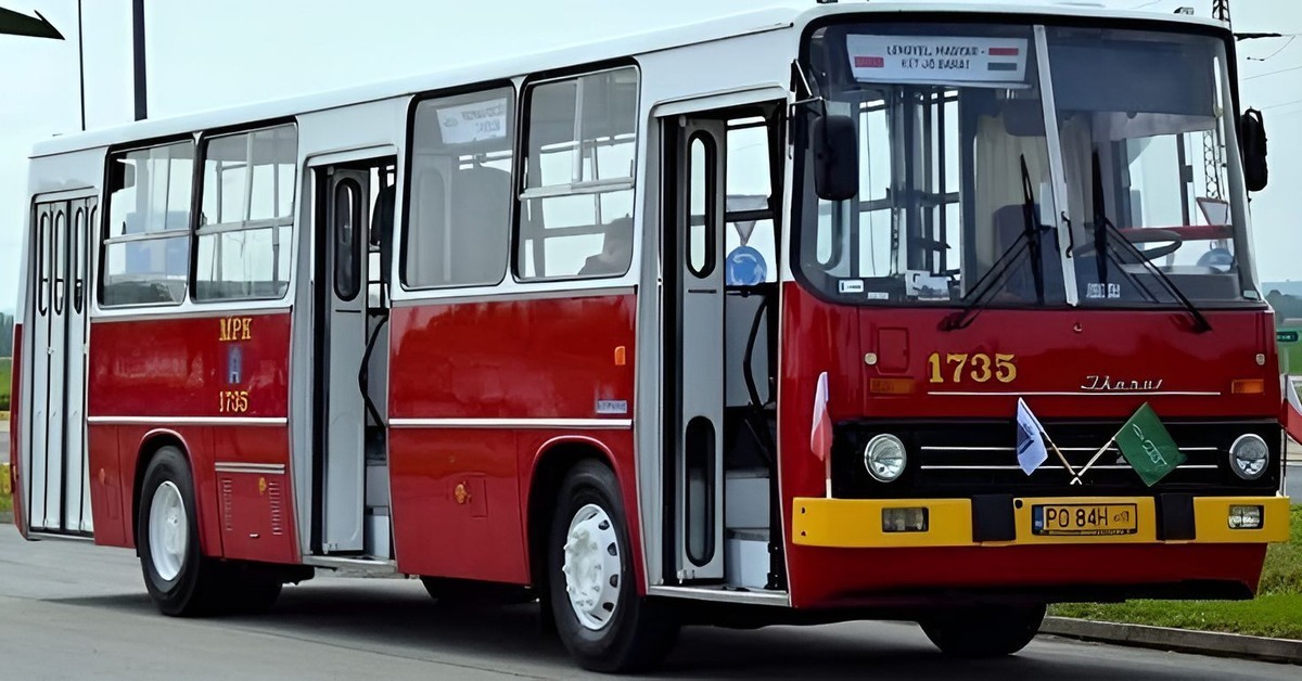 Внешний вид автобуса IKARUS 260. Подобный цвет раскраски кузова был очень популярен в Польше. 