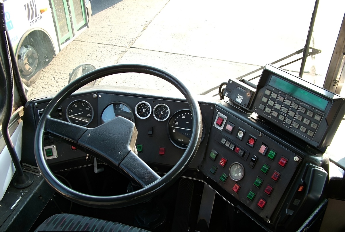 Интерьер места водителя в автобусе IKARUS 260. Всё просто, понятно и под рукой. Минусом было то, что автобус не имел отдельной двери для водителя. Приходилось пробираться на водительское сиденье через рычаг МКПП, что для людей с плотной комплекцией - не очень хорошо.