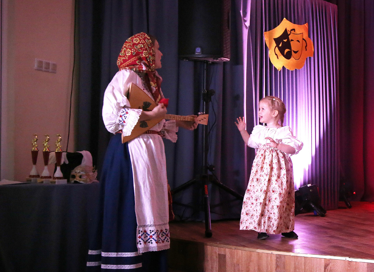 Гала‑концерт VI открытого театрального фестиваля «Мельпомена». Ирина Витальевна с дочкой Машенькой. 