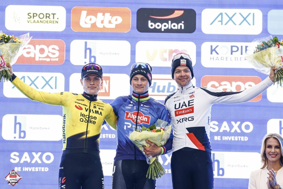    Пер Странд Хагенес, Матье ван дер Пул и Флориан Вермеерш на подиуме E3 Saxo Classic — 2026