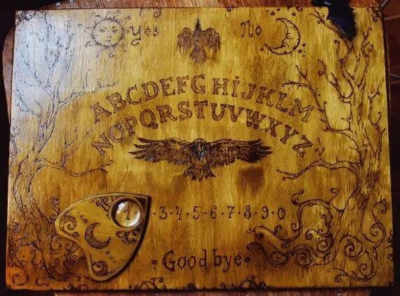 Иллюстрация: доска “уиджа”