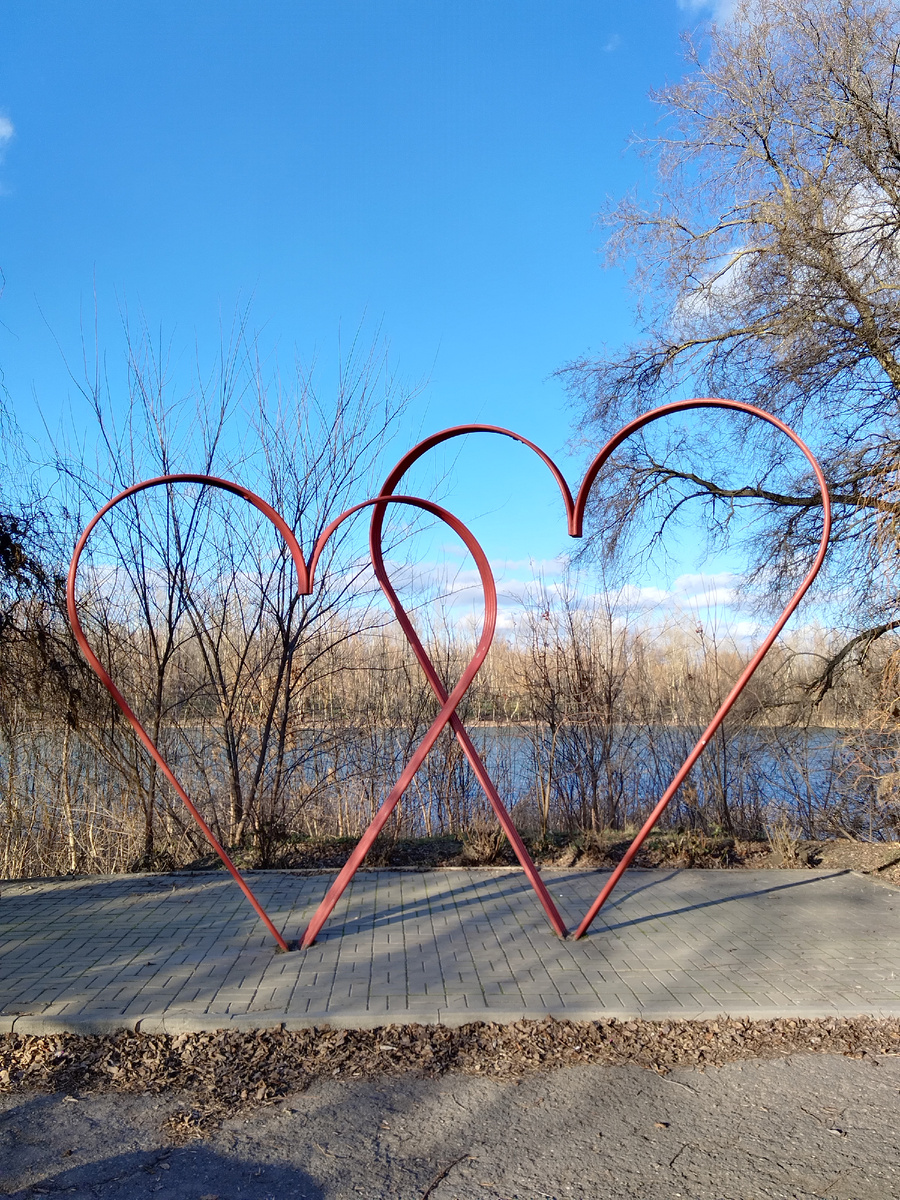 Инсталляция у берега