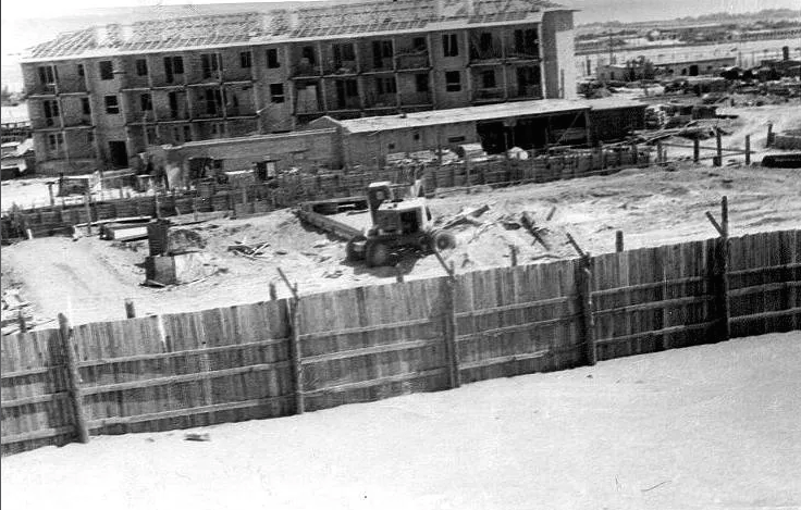 строится улица рядом с больницей, вдали виден Старый город, с этих бараков начиналось строительство города, позже там и был авиамодельный кружок. Потом на его месте построили 11 м.р-он.