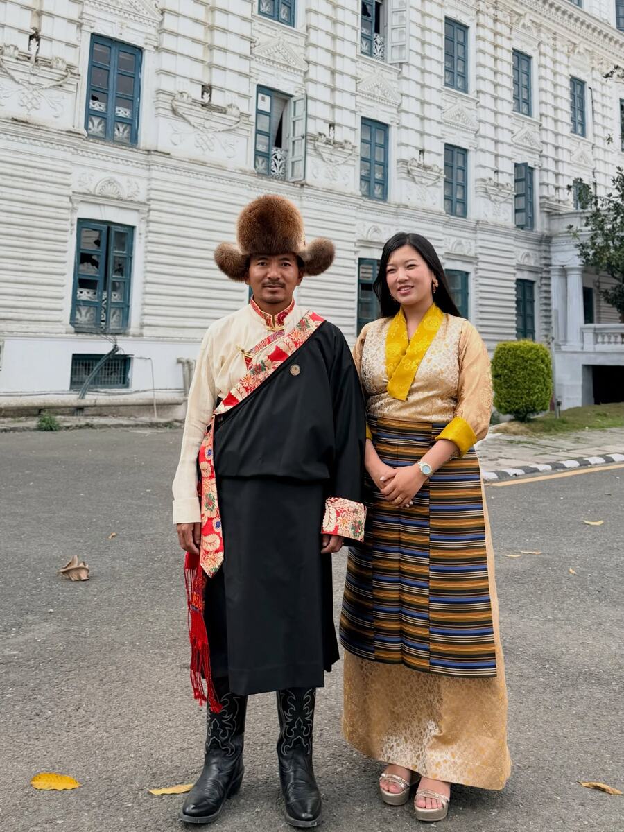 Мингма с женой в традиционных одеяниях.  Фото: mingma_david_sherpa

