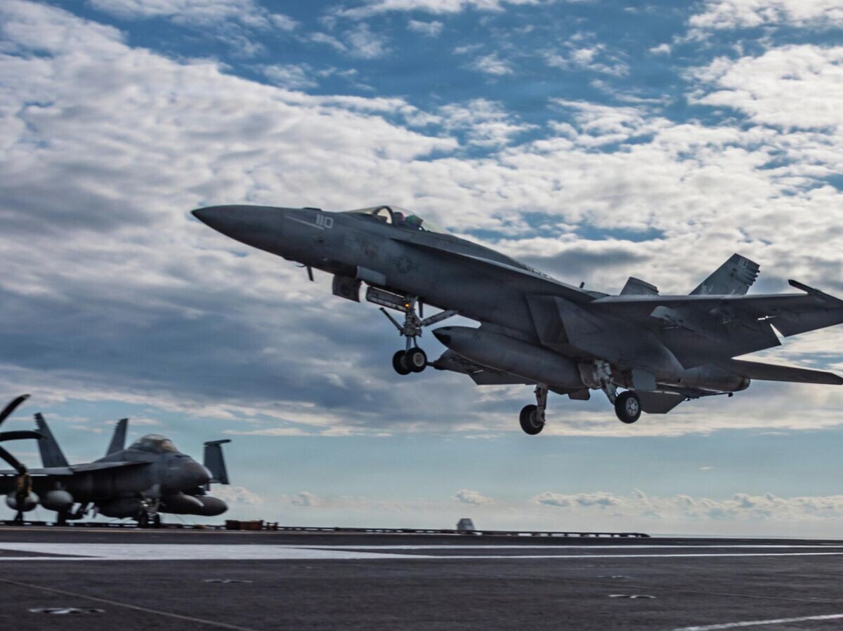    Посадка американского истребителя F/A-18E Super Hornet на авианосец USS Gerald R. Ford в рамках операции "Эпическая ярость"© AP Photo / U.S. Navy