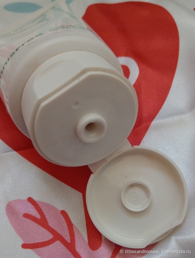 Крышка легко откидывается, ломать ногти не приходится