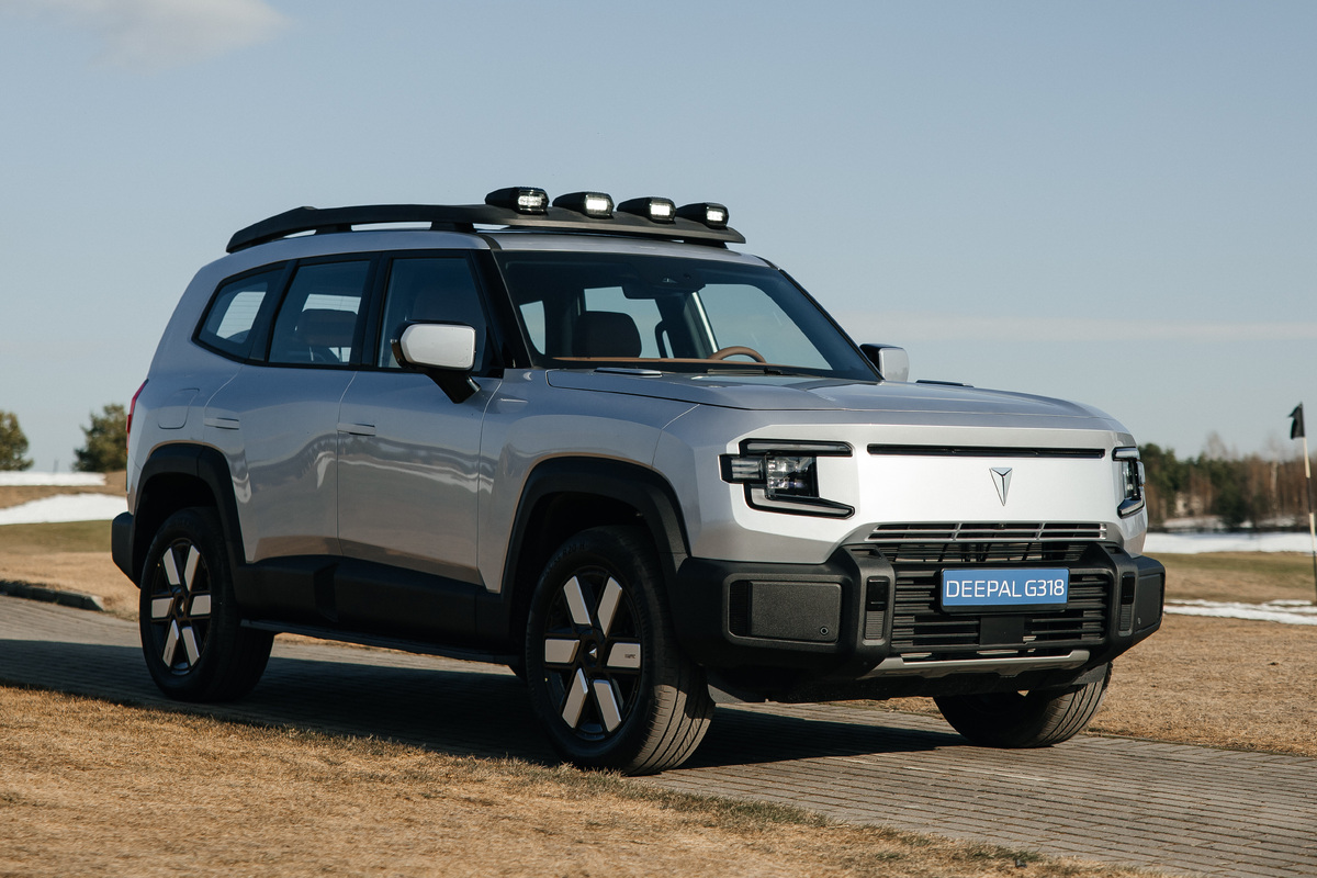     Deepal G318: в России начали продавать гибридный внедорожник с "прожекторами" на крыше