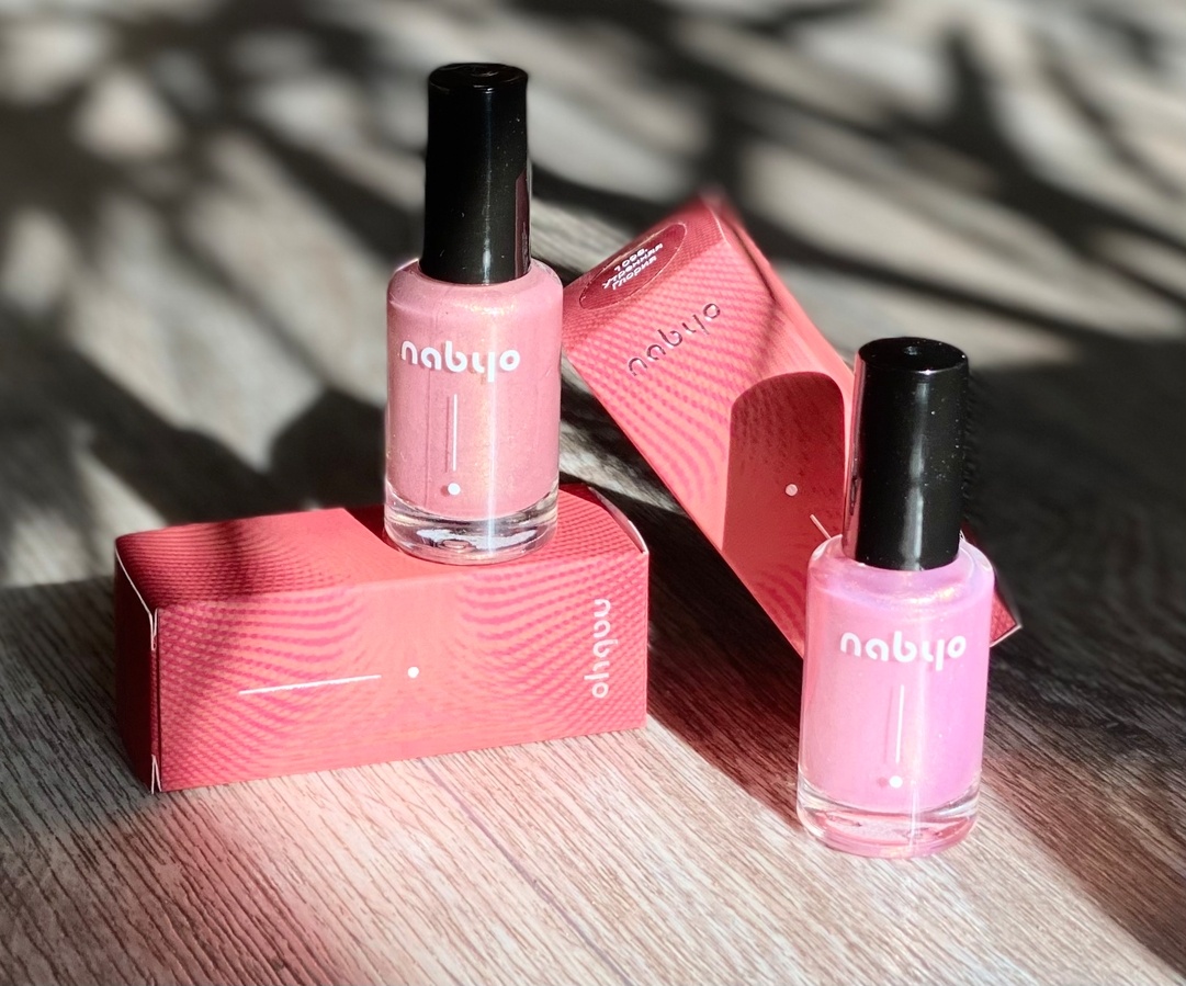 Лаки для ногтей от Nabyo в оттенках «Утренняя глория» и «Далёкий мираж»