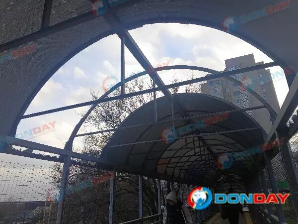 В Ростове крышу надземного перехода на Северном частично сдуло ветром