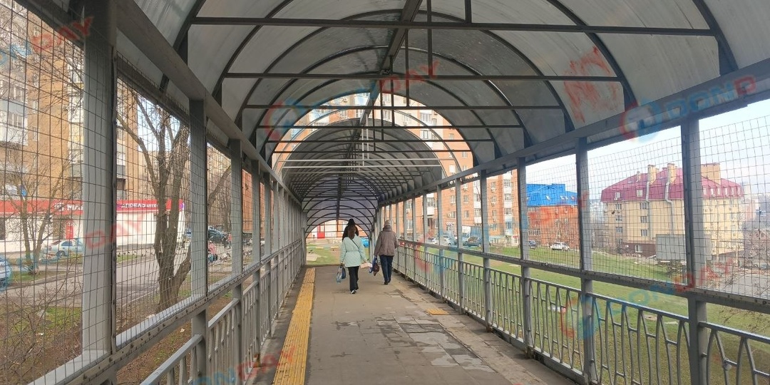 🌬 В Ростове крышу надземного перехода на Северном частично сдуло ветром