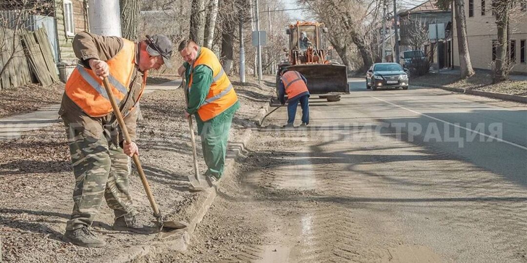 Дорожники вышли на улицы Брянска на борьбу с пылью и грязью