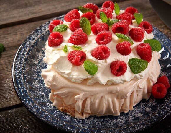 Кто сказал, что "Павлова" — это сложно? Запекла меренгу, взбила сливки и выложила сливочный сыр, чтобы приготовить изысканный десерт