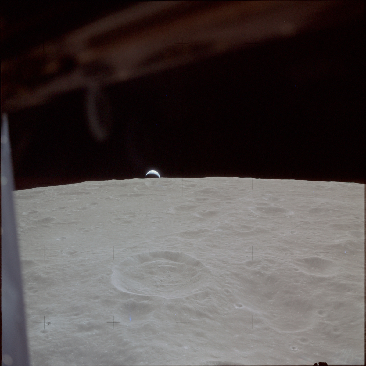 Снимок AS14-66-9226, скан из Lunar Image Atlas, https://www.lpi.usra.edu/resources/apollo/catalog/70mm/magazine/?66 . Листайте вправо, чтобы увидеть другие снимки этой серии. Слева виден огромный кратер, ближе к нам почти по центру в нижней половине снимка — его спутник.