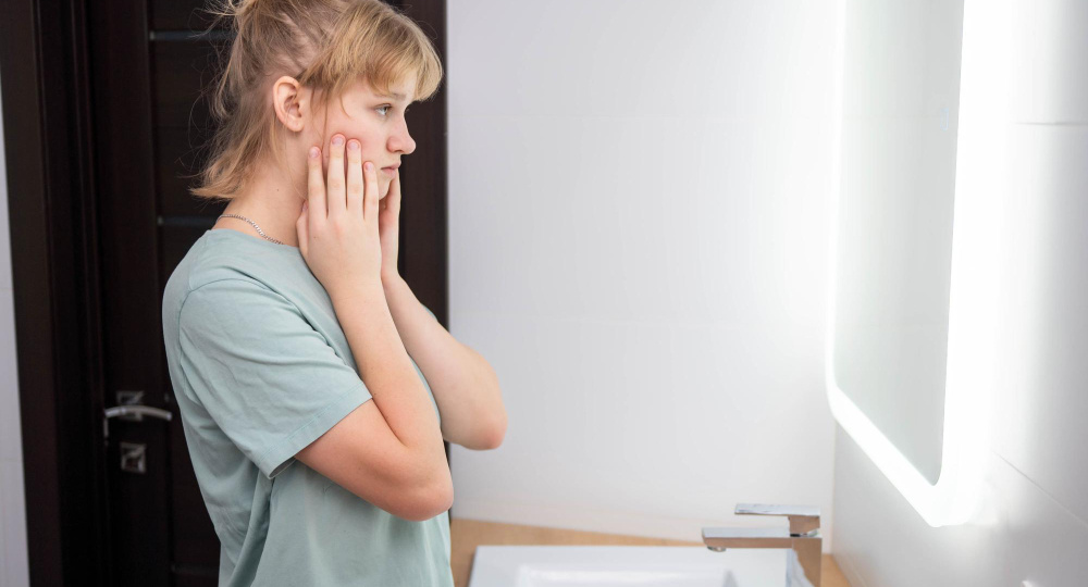 Тихий убийца эмали: почему стираются зубы и когда пора бить тревогу