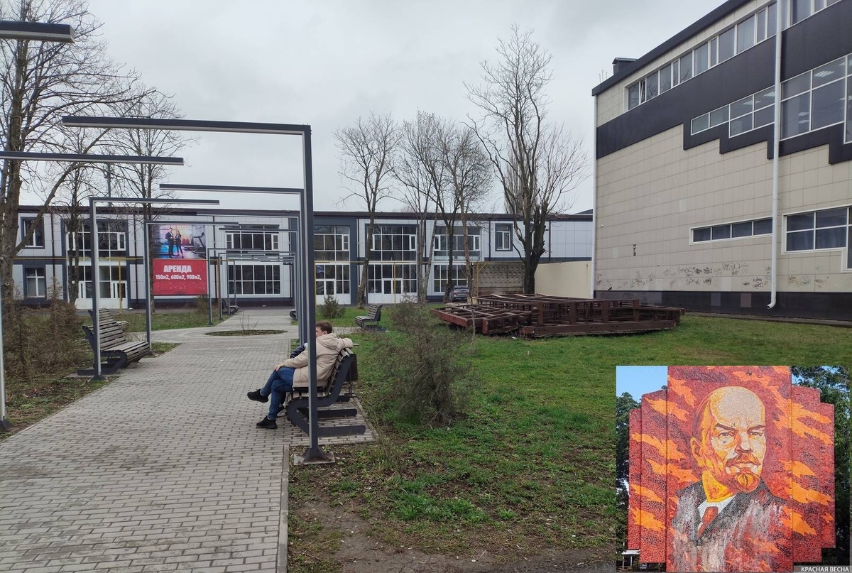     Вид на сквер и состояние упавшего панно с портретом Ленина на дату 27.03.2026   
Владимир Сипиёв © ИА Красная Весна