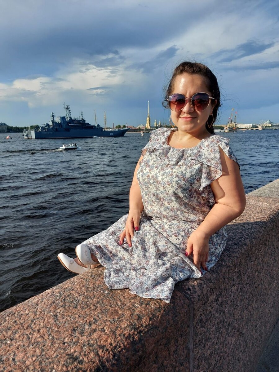 Иногда мне так нравится делать фото без коляски, чтобы чувствовать себя полноценной девушкой. Тут я сама взобралась на ограждение Невы под вздохи-ахи прохожих и с таким удовольствием позирую. Чувствовала себя такой живой!