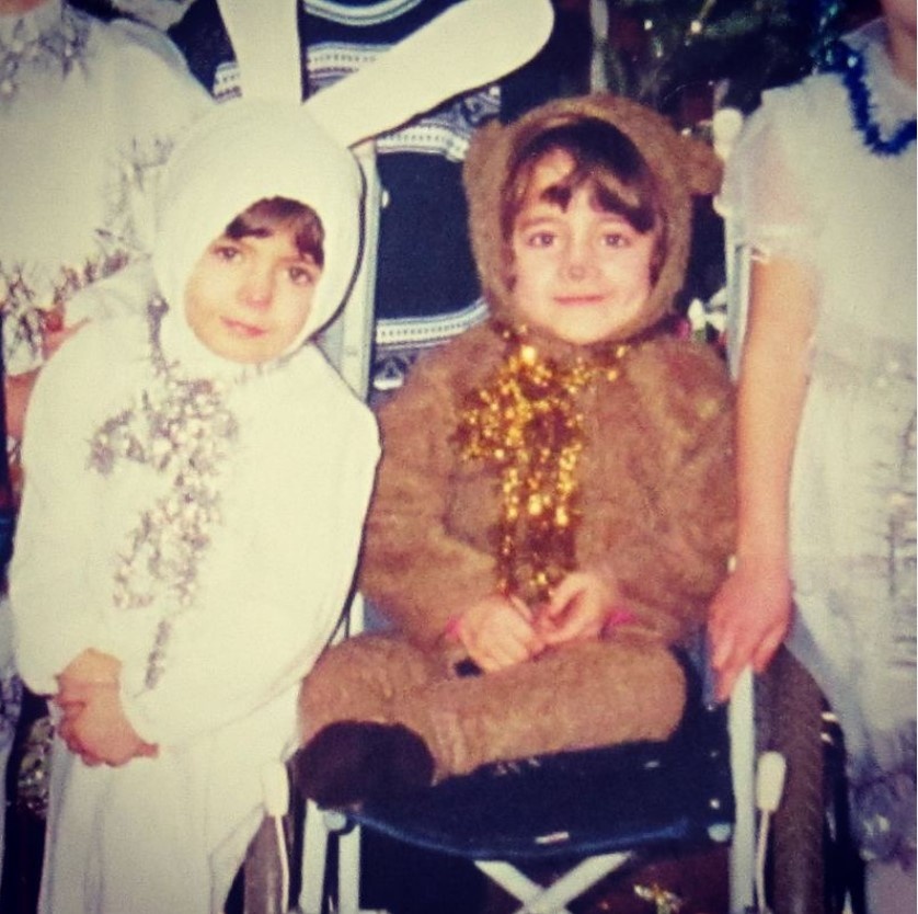 Когда в 1999 году мама собирала нас с сестрицей на школьный утренник, я дико завидовала моей младшей, что она может быть зайчиком, а мне досталась другая роль - медведя. Завидовала, что сестре рисуют нос помадой, а мне наслюненным карандашом. Но сейчас, когда прошло уже стооолько лет, я искренне смеюсь над этой карточкой и понимаю, что вышло всё не так уж и плохо, как тогда казалось.