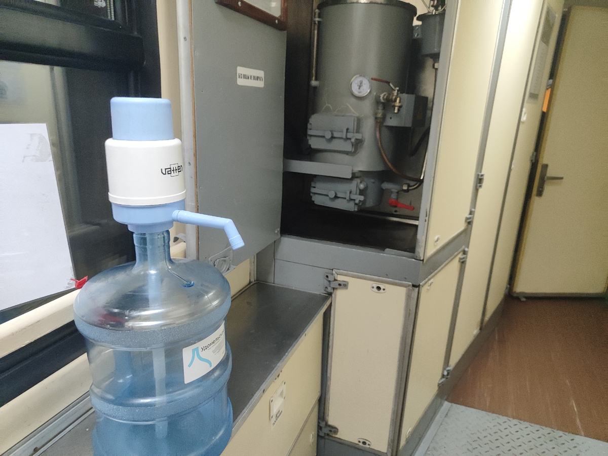 Воды всем хватило, бутылку меняли по надобности 