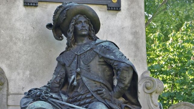 Статуя д'Артаньяна на могиле Александра Дюма во Франции