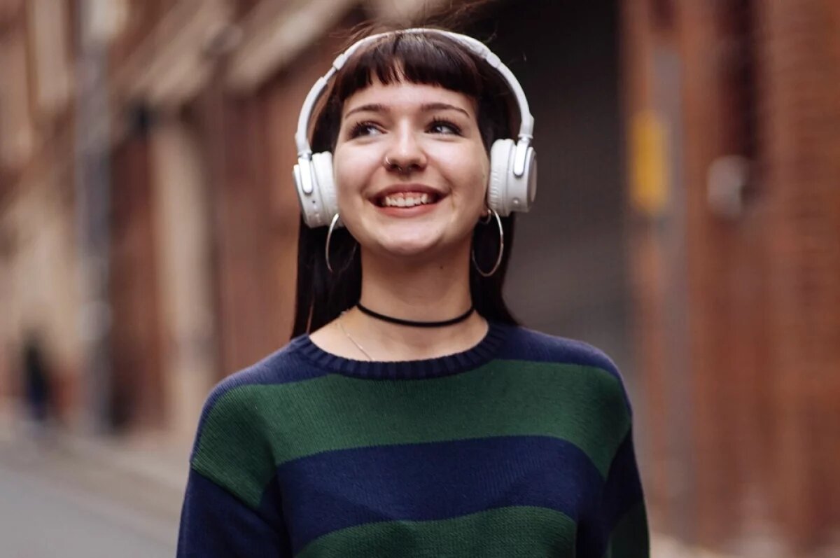    Не носите наушники долго. Без доступа воздуха во влажной среде (при занятии спортом или на жаре) на них очень быстро размножаются бактерии. А использование наушников при смене давления в самолёте (взлёт и посадка) чревато баро­травмами.