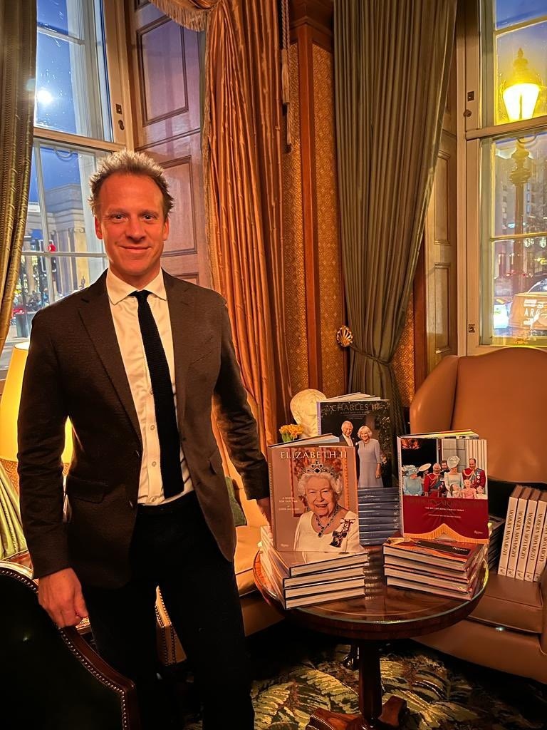 Крис Джексон со своими первыми тремя книгами