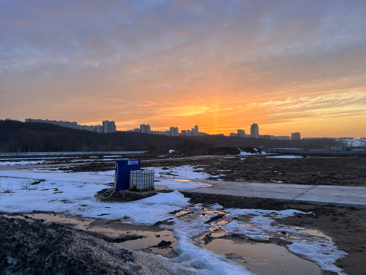 Даже солнце, похоже, решило заглянуть на шоу. Фото автора