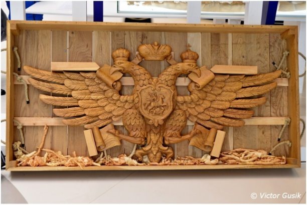 ИСТОРИИ ТРИУМФАЛЬНОГО СТОЛПА: ДВУГЛАВЫЙ ОРЕЛ С КОРОНОЙ И КАРТАМИ МОРЕЙ