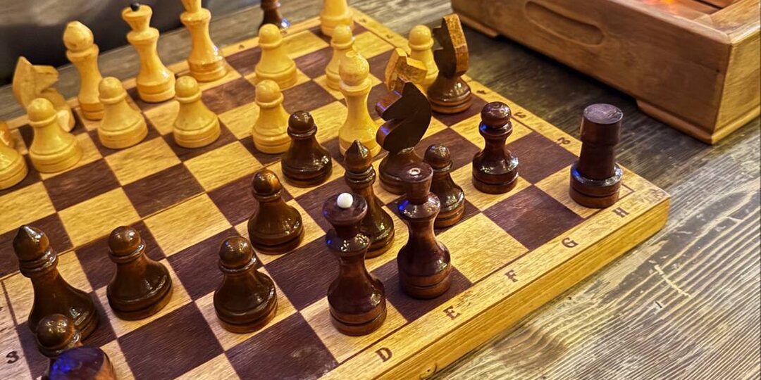 Регулярно с другом ходим играть в приставку, пьём китайский чай