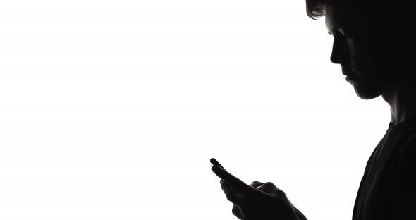 Игорь был не в настроении после неприятного телефонного разговора