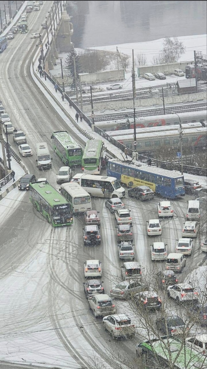 Моя родная улица Маяковского, и старый Ангарский мост. Две недели назад буквально