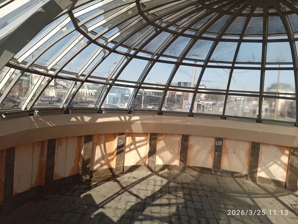 г.Омск, ул.Гагарина  "сфера"переход - снизу стекла протерли , а выше  вековая грязь. Да и немало вопросов к строителям и к тем, кто контролировал постройку - Где гидроизоляция стен? После каждого дождя или таянья снега "стены плачут" .  А старые светильники, которые уже давно не функцианируют, а служат для складирования мусора. 