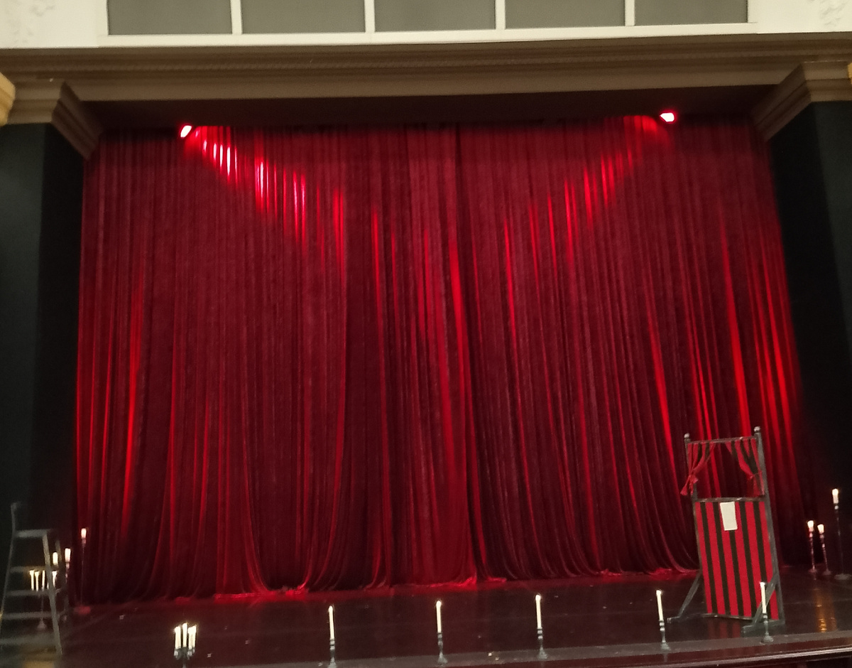 Сцена перед началом спектакля. 