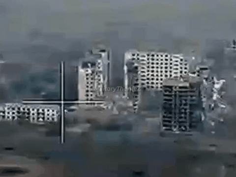    ФАБ-3000 отработали по полуразрушенным домам в Константиновке, в которых вэсэушники организовали пункты управления дронами. Видео: Military Theme Z