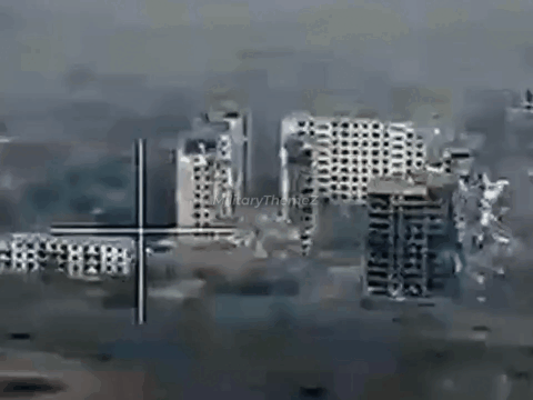    ФАБ-3000 отработали по полуразрушенным домам в Константиновке, в которых вэсэушники организовали пункты управления дронами. Видео: Military Theme Z