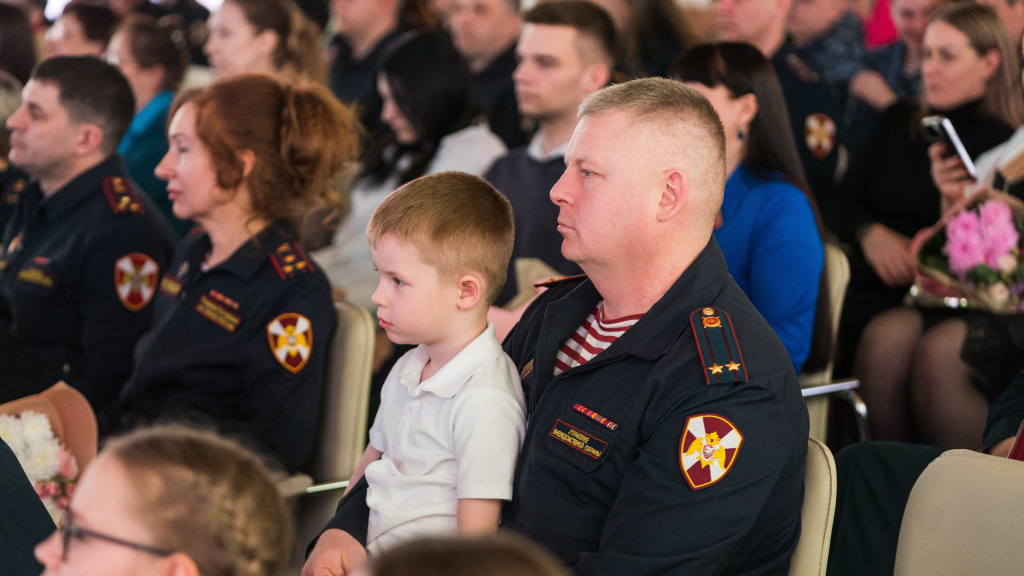    Росгвардия отмечает 10-летие: сотрудников наградили в Югре