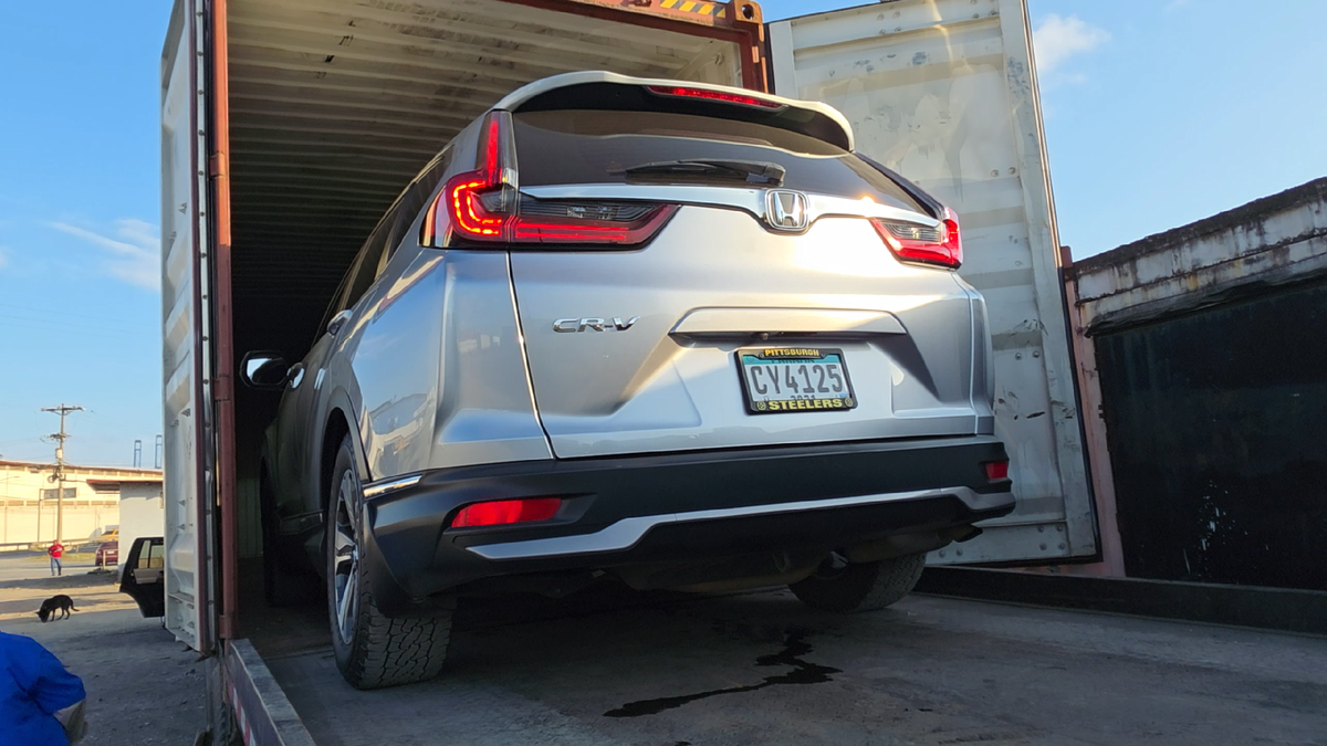 Погрузка панамского автомобиля в контейнер для отправки в Колумбию