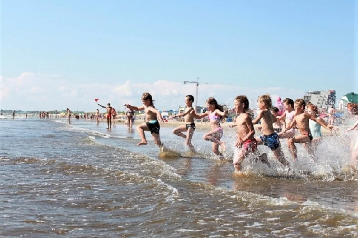    В основном ребята едут по путевкам в лагеря и здравницы Краснодарского края.