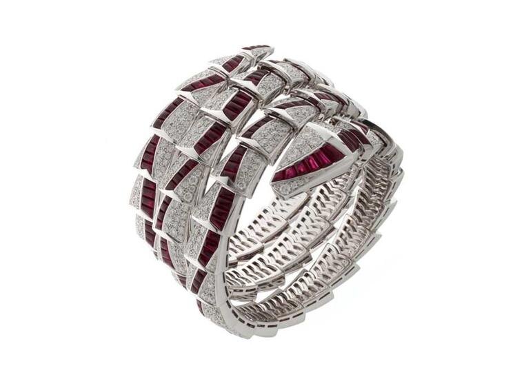 Браслет Bulgari Serpenti от ювелирной компании, украшенный рубинами и бриллиантами, который Наоми Уоттс надела на церемонию вручения премии Гильдии киноактеров.