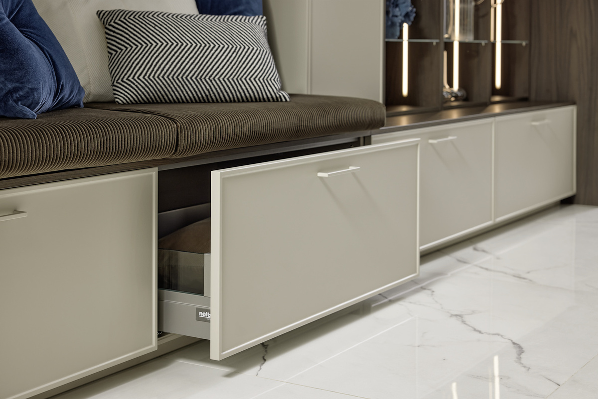  Еще одна изящная деталь концепции матового лака — ручки, доступные в 20 оттенках. Это позволяет создать монохромный стиль во всей его полноте.